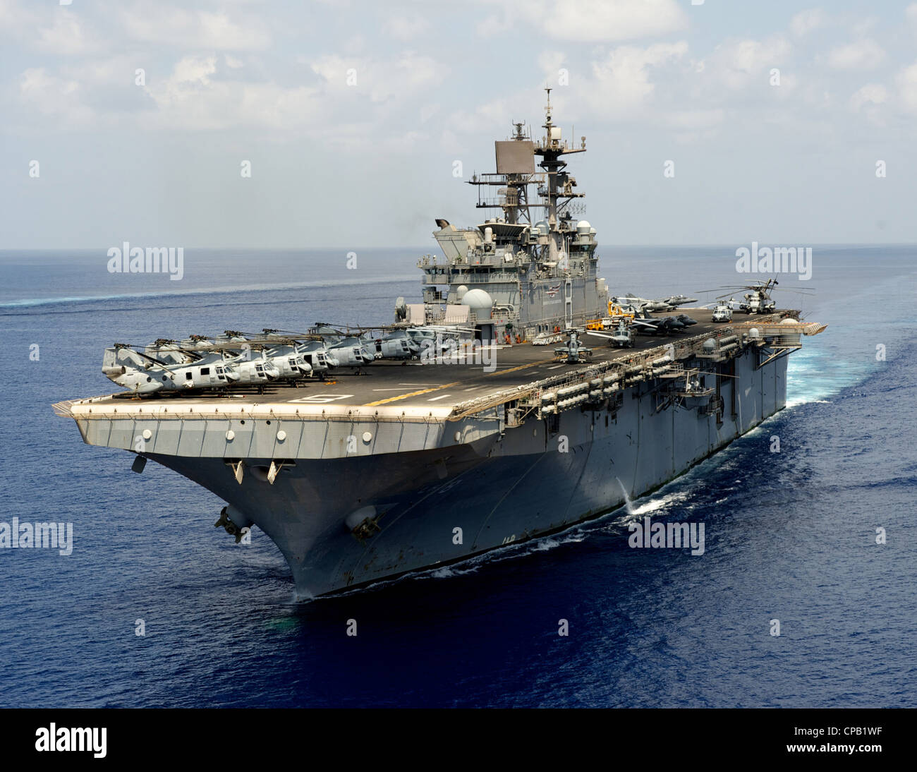 Das amphibische Sturmschiff USS Makin Island (LHD 8) führt Flugdeck-Operationen im Indischen Ozean durch. Die Makin Island Amphibious Ready Group wird im 7. Einsatzgebiet der US-Flotte eingesetzt. ( Stockfoto