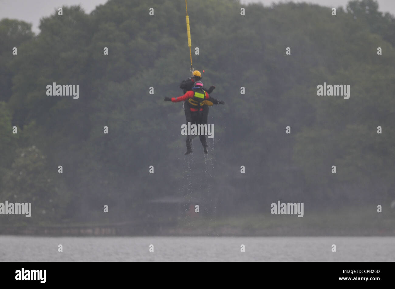 Ein Retter und Opfer sind kurze aus North Carolina Army National Guard UH-60 Black Hawk Hubschrauber während eines Nord-Carolina Helo Aquatische und Rescue Team Training Event at Lake Norman, 8. Mai geschleppt. Die NCNGâ€™s C Company, 1-131 st Aviation ihre Flugzeuge zur Verfügung gestellt und zusammen mit der Denver, N.C., Feuerwehr und NCHART, um für eine rasche Wasser/Hochwasser vorzubereiten rettet, die in der Zukunft passieren könnte. Stockfoto