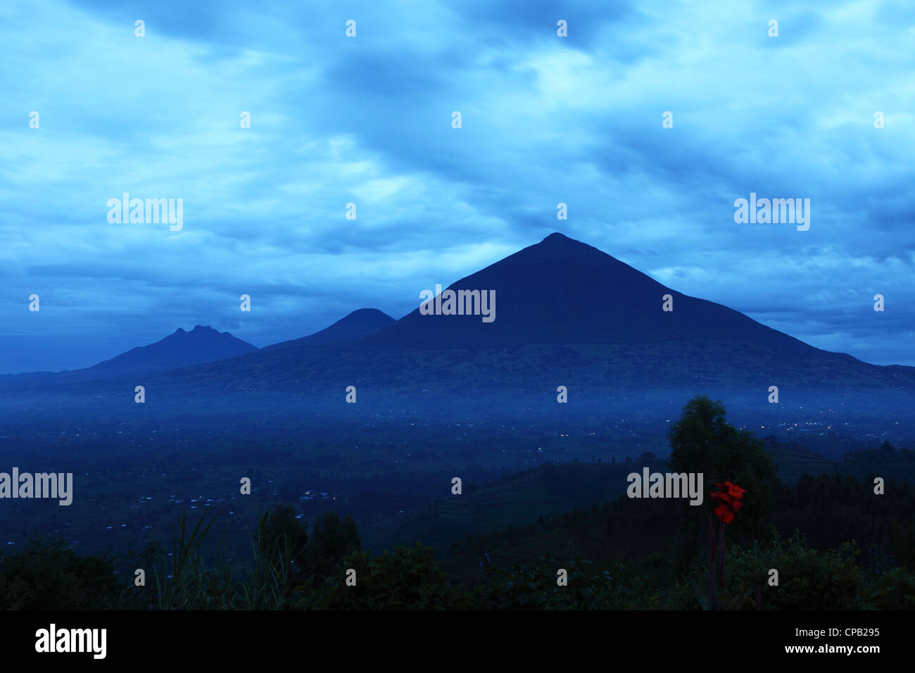 Tagesanbruch über den Virunga Bergkette im Volcanoes Nationalpark, Ruanda. Stockfoto