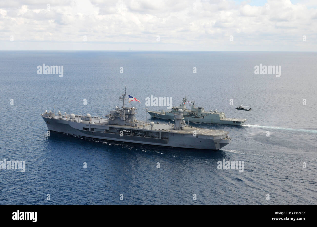 Den USA 7. Flotte Flaggschiff USS Blue Ridge (LCC-19), vorne, und die Royal Australian Navy Fregatte HMAS Ballarat (FF 155) transit das Südchinesische Meer. Stockfoto
