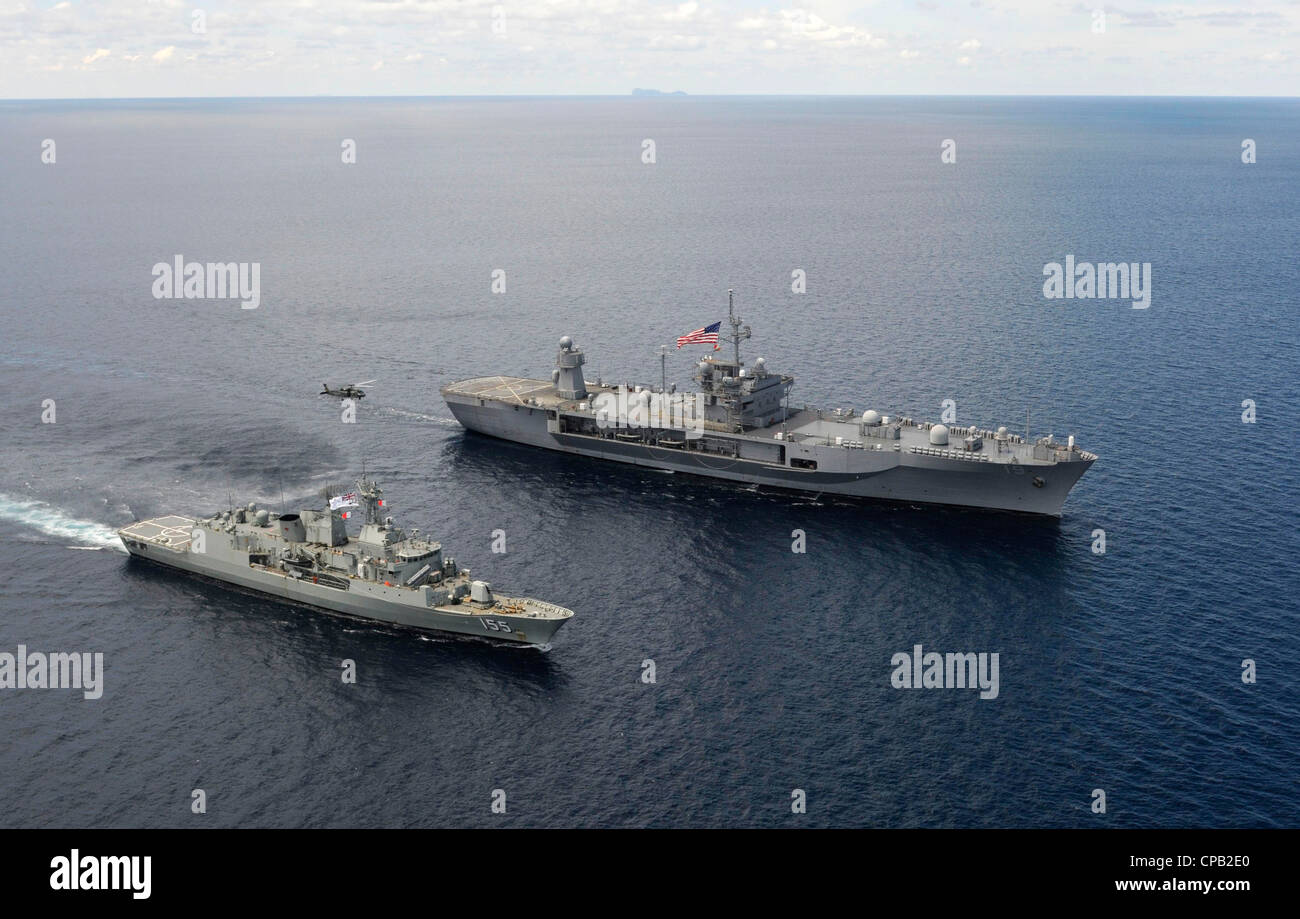 US 7. Flotte Flaggschiff USS Blue Ridge (LCC-19), zurück, und die Royal Australian Navy Fregatte HMAS Ballarat (FF 155) Transit der Stockfoto