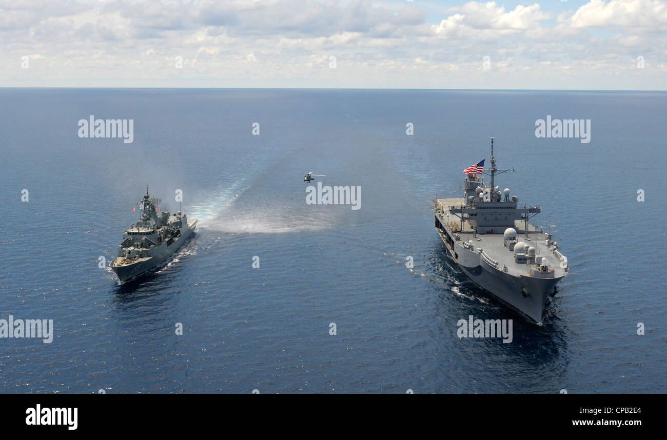US 7. Flotte Flaggschiff USS Blue Ridge (LCC-19), rechts und die Royal Australian Navy Fregatte HMAS Ballarat (FF 155) transit das Südchinesische Meer. Stockfoto