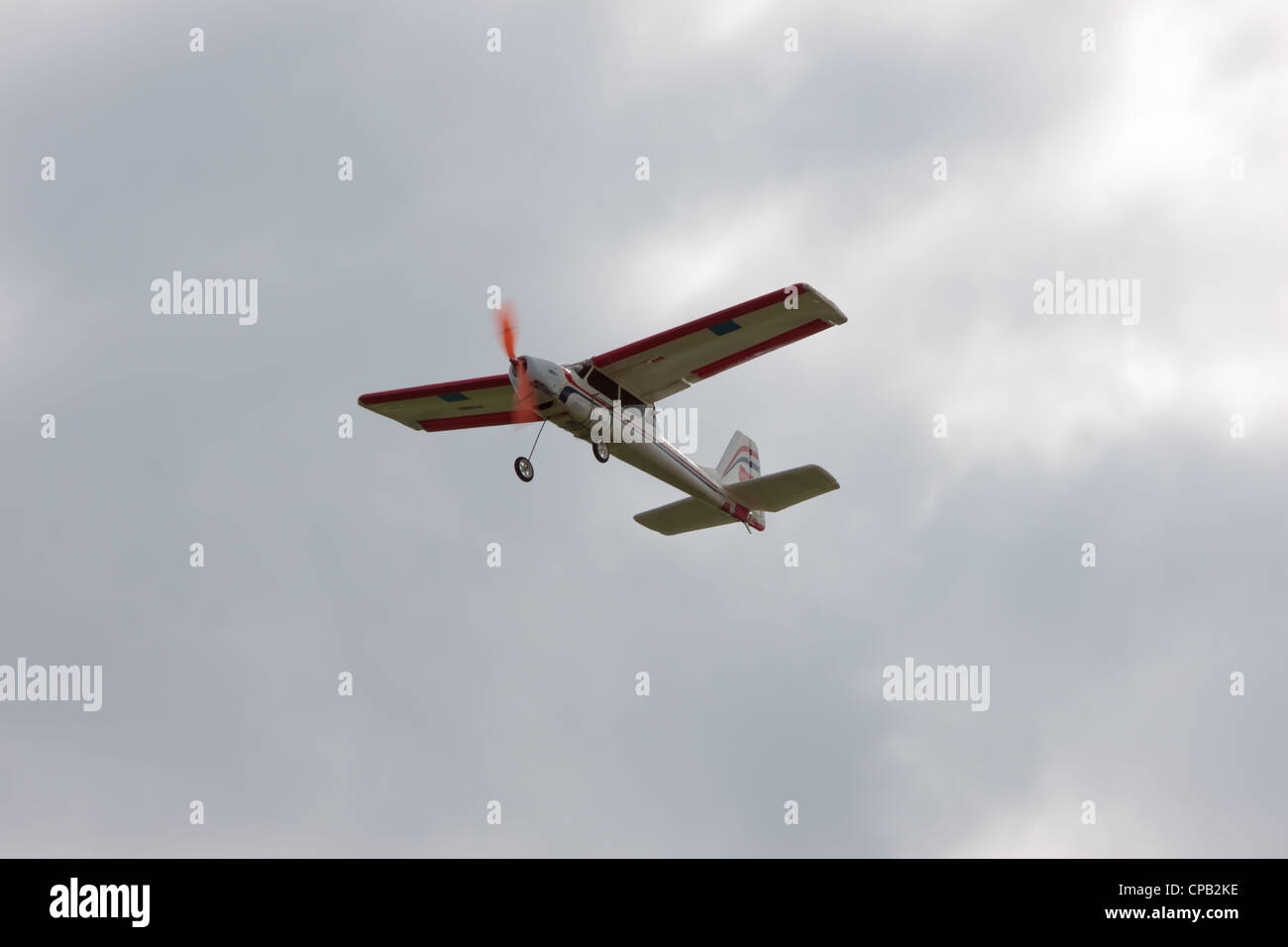 RC Modellflugzeug fliegen in den Himmel, Nahaufnahme Stockfoto