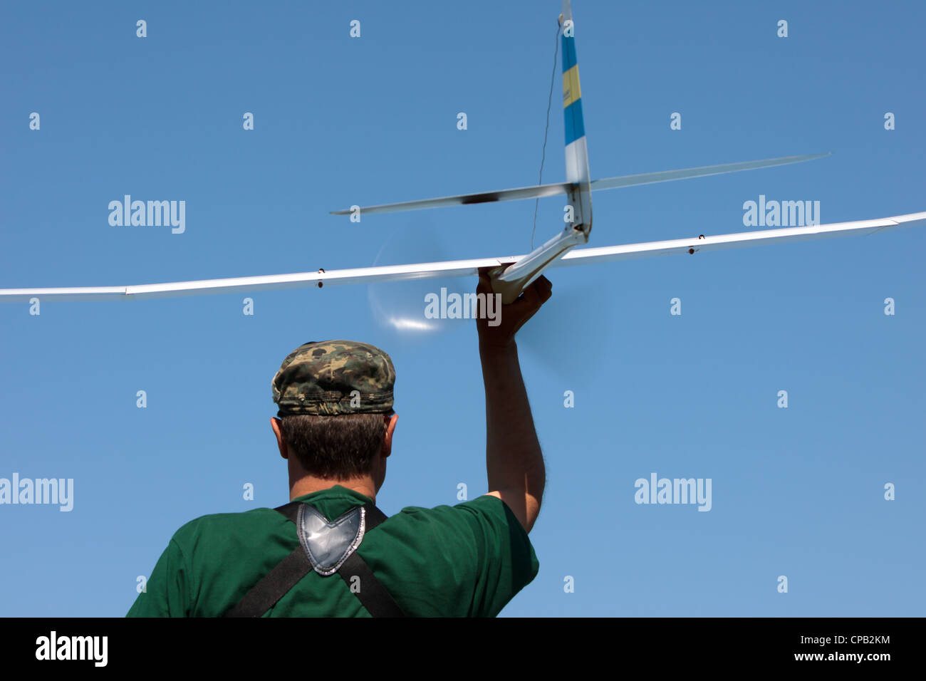 Man startet in den Himmel RC Segelflugzeug, Nahaufnahme Stockfoto