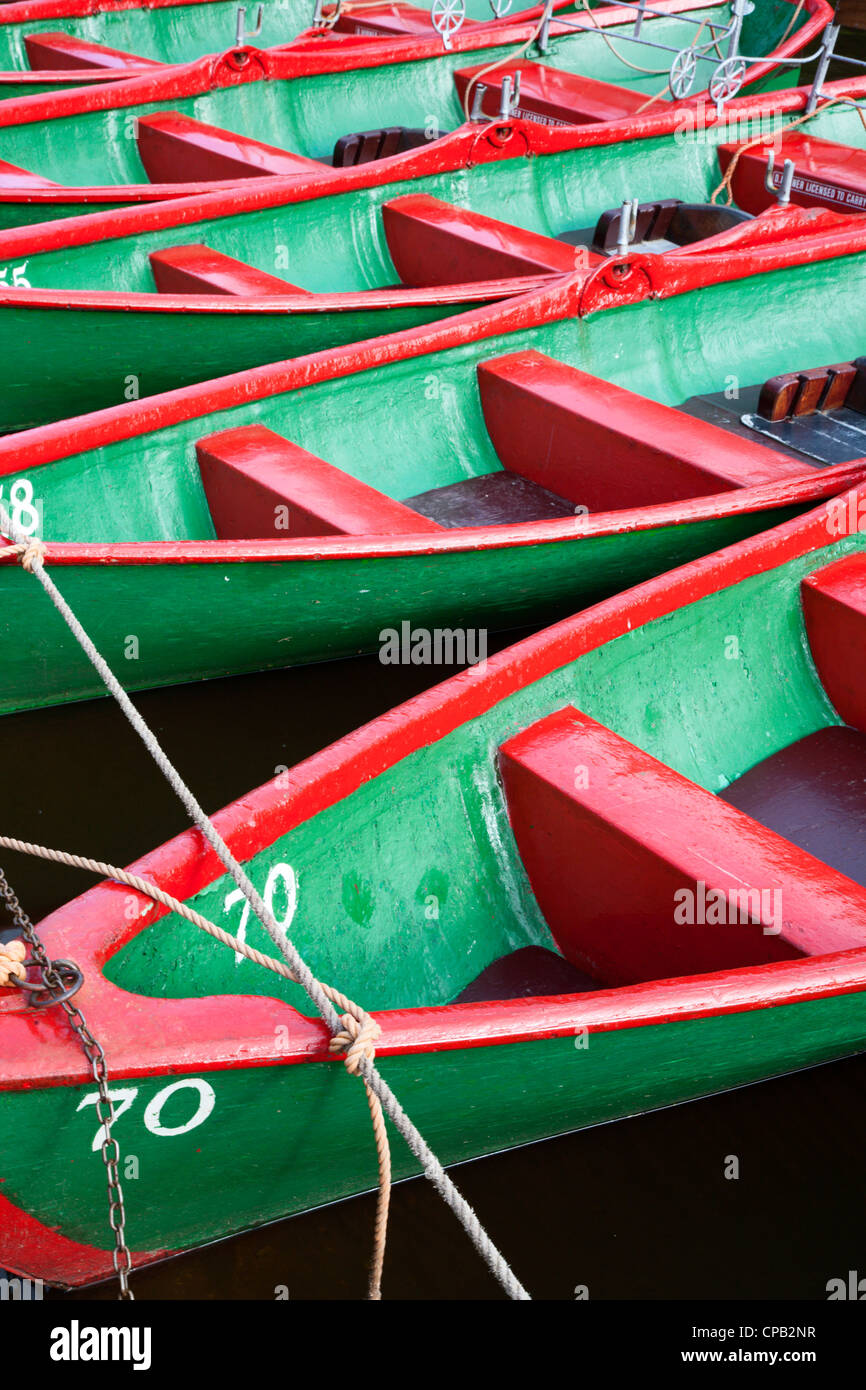 Rudern Boote auf dem Fluss Nidd in Knaresborough North Yorkshire England Stockfoto
