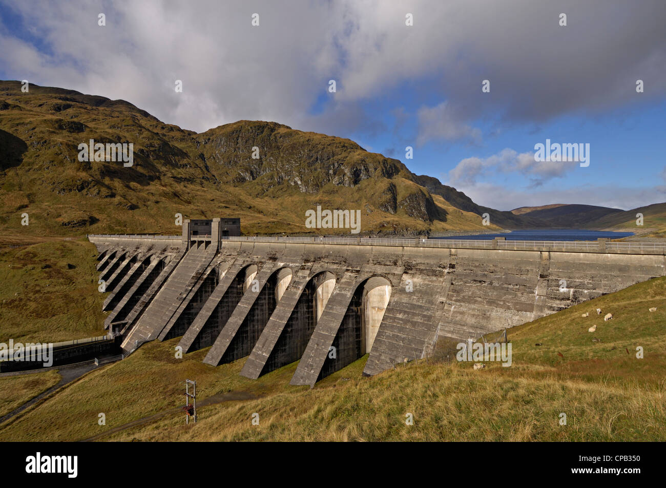 Die Lawers Wasserkraft-Staudamm und die Pipeline in Ben Lawers National Nature Reserve, Perthshire, Schottland, Großbritannien Stockfoto