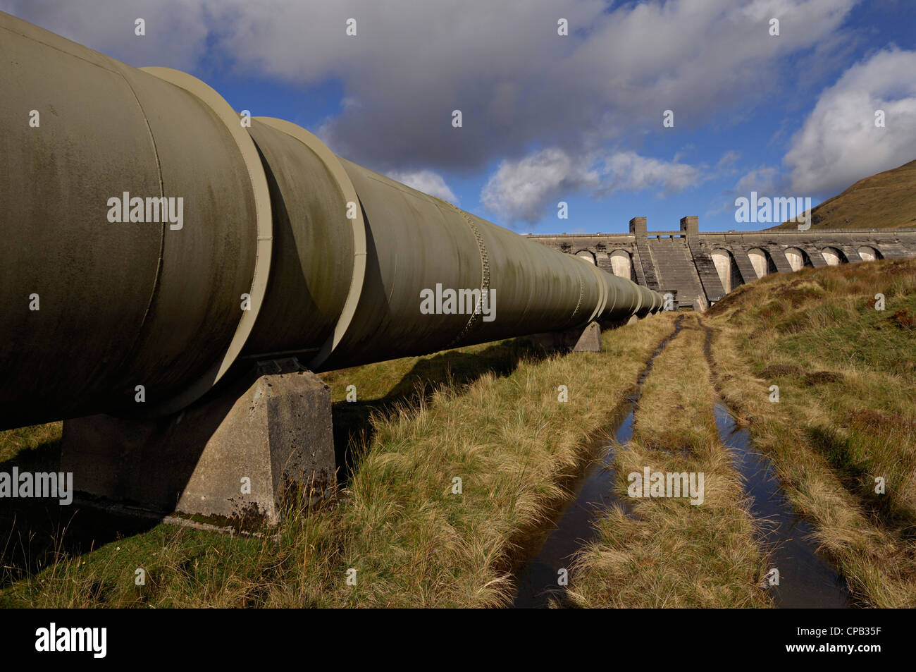 Die Lawers Wasserkraft-Staudamm und die Pipeline in Ben Lawers National Nature Reserve, Perthshire, Schottland, Großbritannien Stockfoto