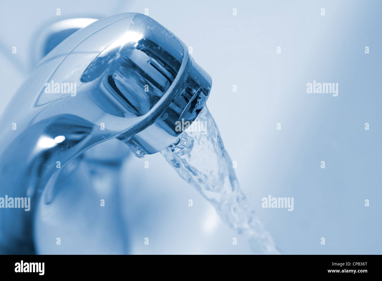 Fließendes Wasser aus einem Hahn Stockfoto