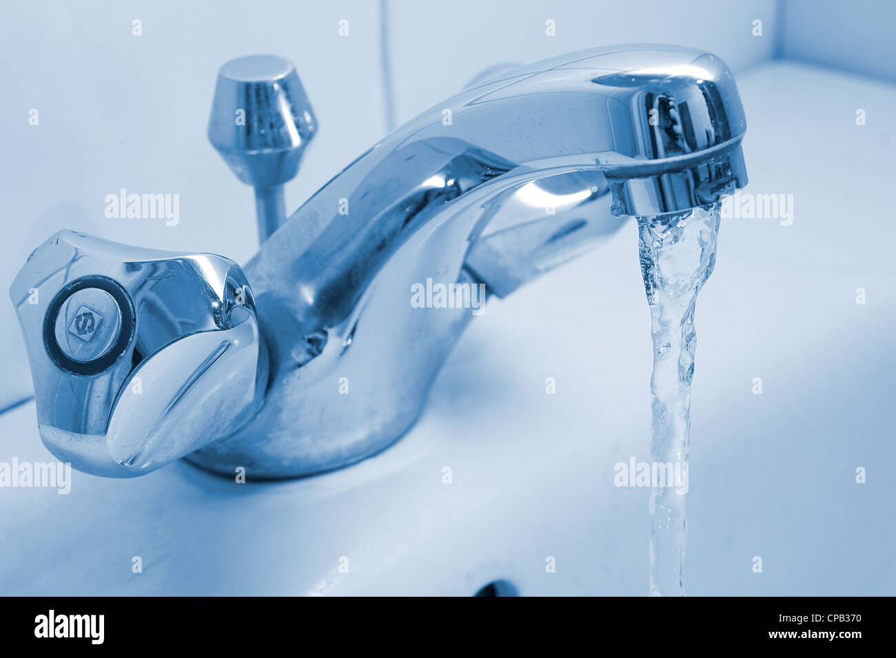 Fließendes Wasser aus einem Hahn Stockfoto