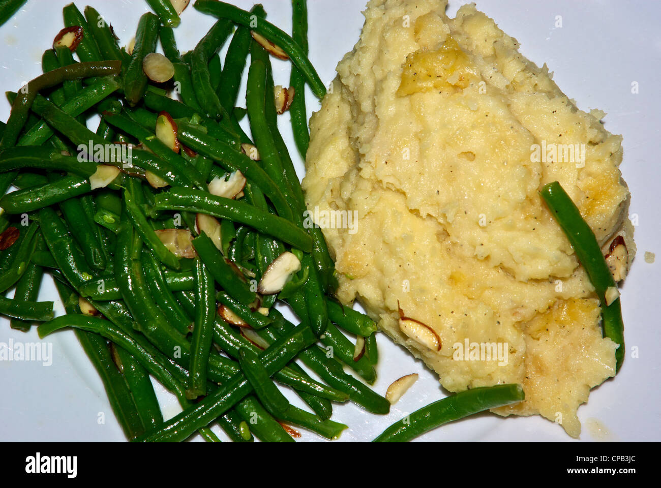 Rühren Sie gebratene grüne Bohnen geröstete Mandelsplitter Knoblauch Kartoffelpüree Kartoffeln Abendessen Beilage bestellen Stockfoto
