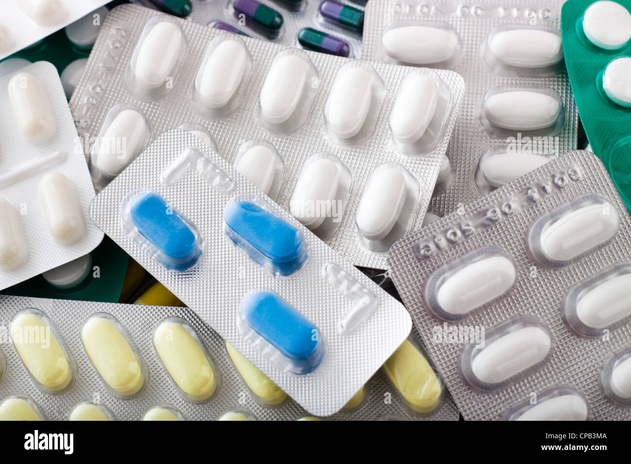 Nahaufnahme von Packungen Pillen, Tabletten und Kapseln. Stockfoto