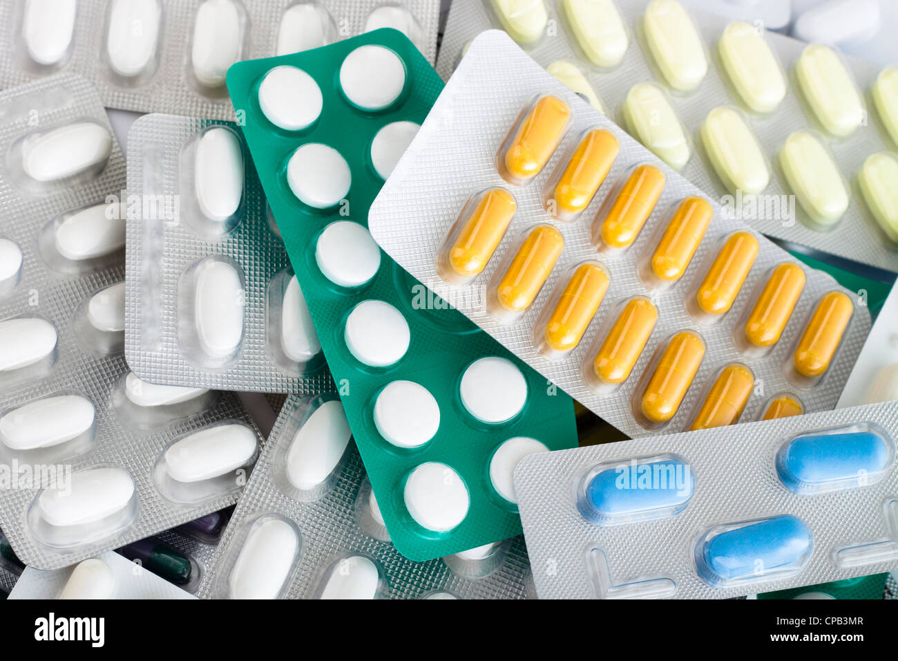 Nahaufnahme von Packungen mit bunten Pillen, Tabletten und Kapseln. Stockfoto