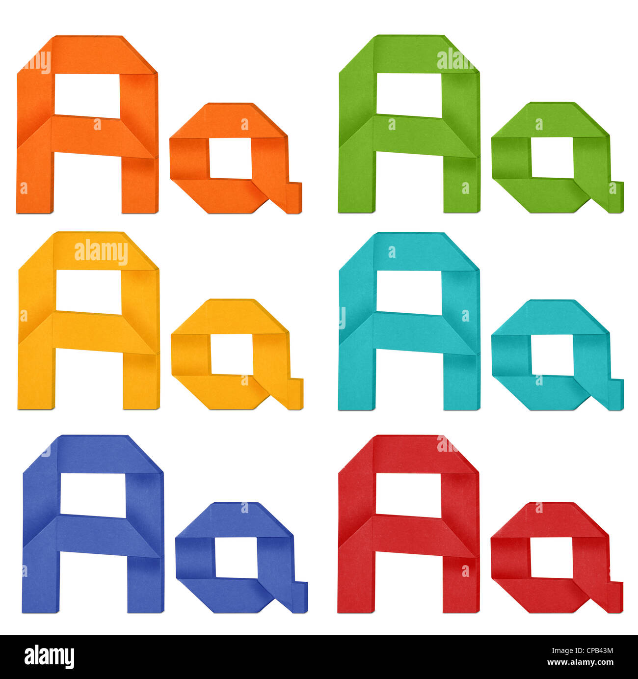 Satz von Großbuchstaben und Kleinbuchstaben "A" in verschiedenen Farben. Origami Alphabet Buchstaben auf weißem Hintergrund. Stockfoto