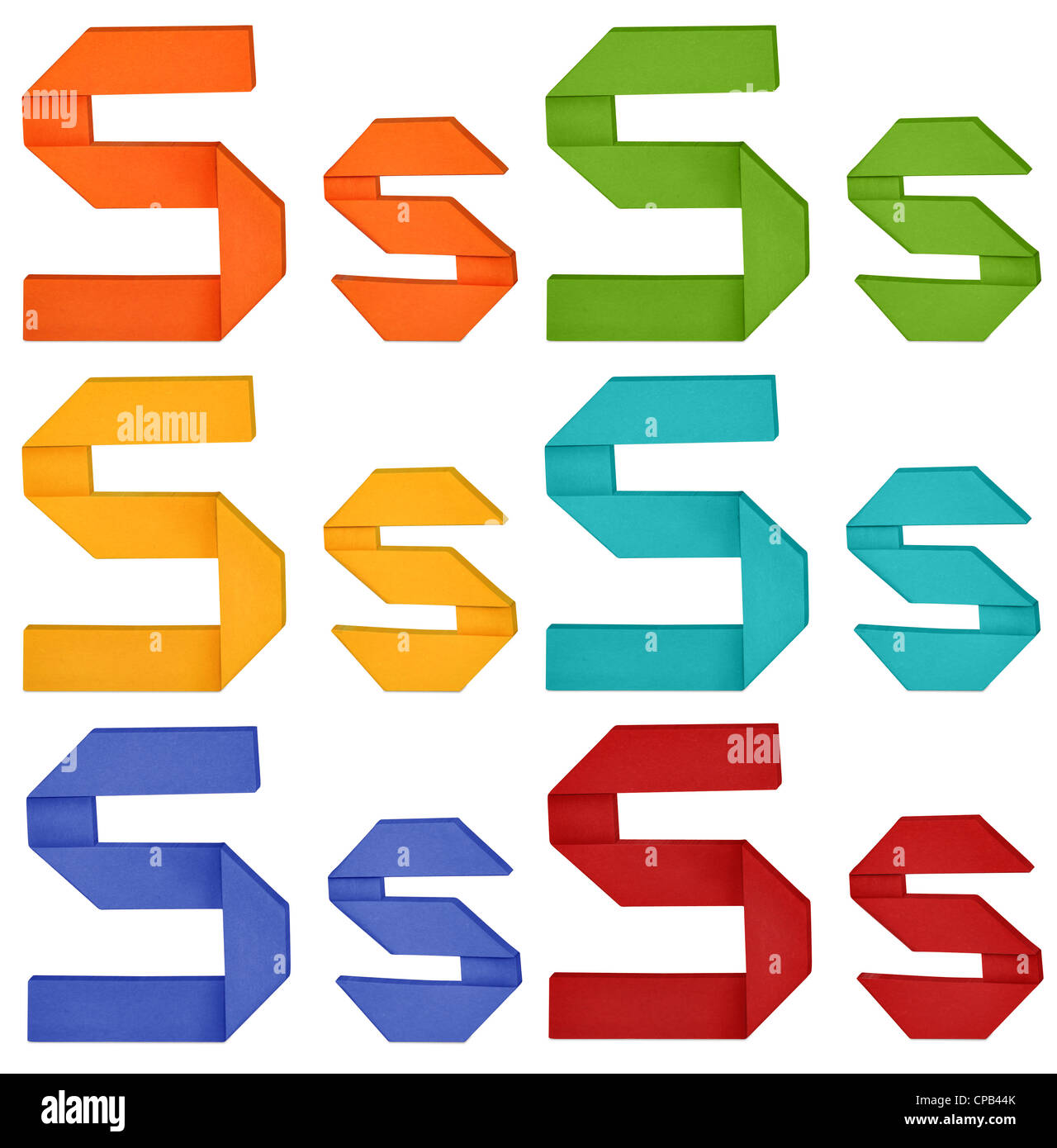 Satz von Großbuchstaben und Kleinbuchstaben schreiben "in verschiedenen Farben. Origami Alphabet Buchstaben auf weißem Hintergrund. Stockfoto