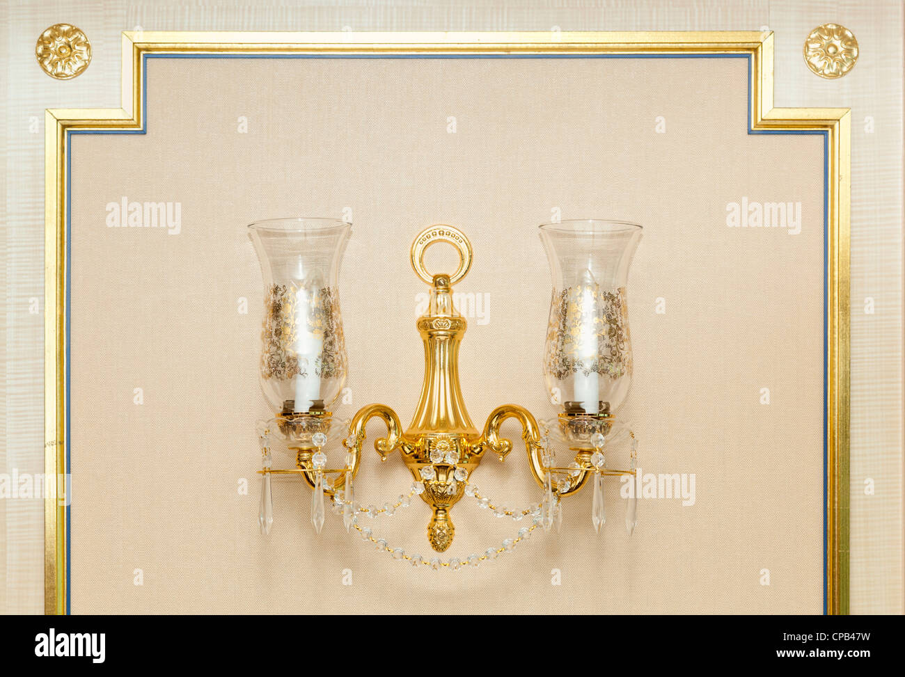 Luxuriöse verzierten Gold Wand Kronleuchter abstrakt Stockfotografie - Alamy