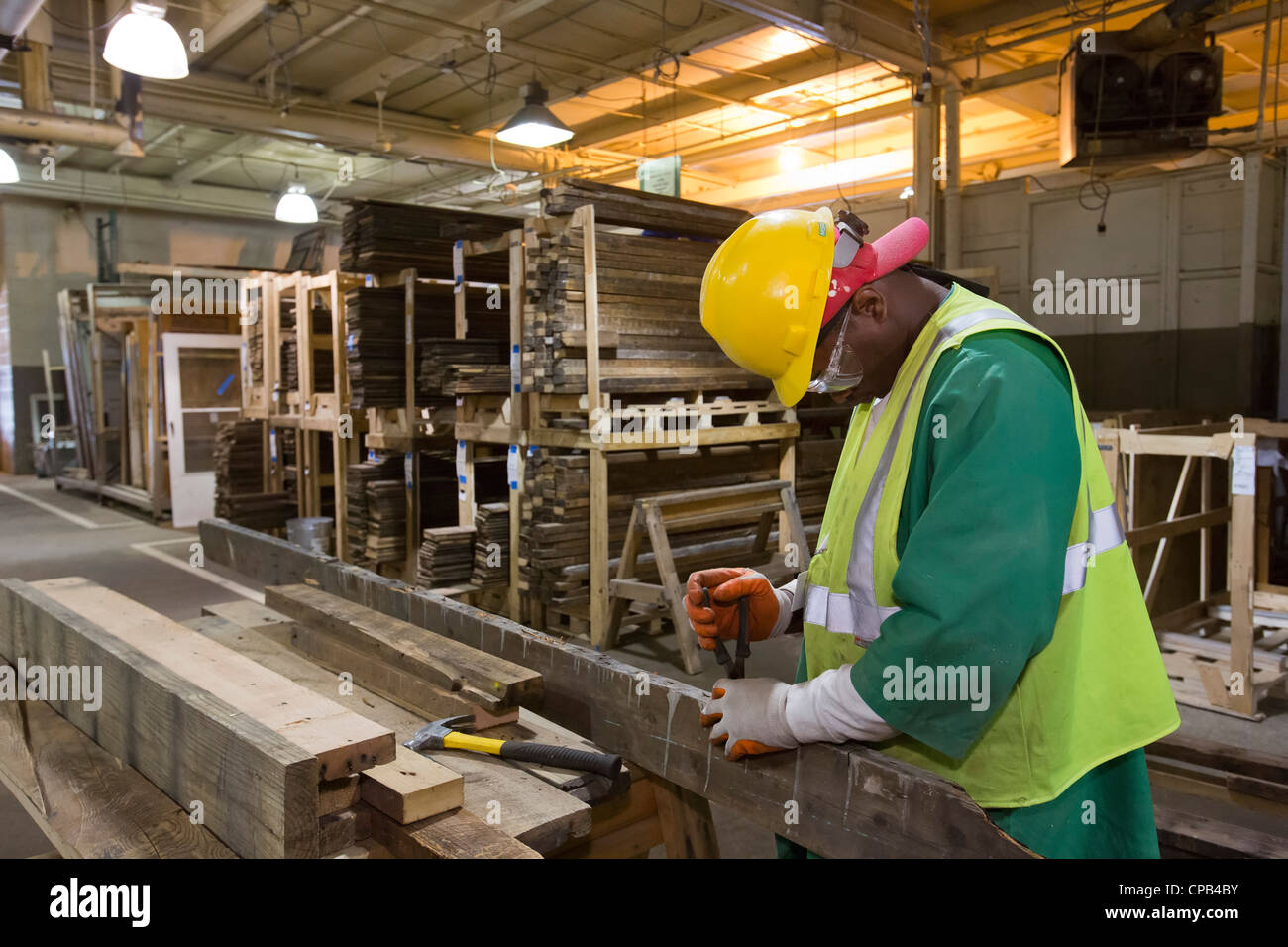 Arbeiter Recycling Baustoffe aus Dekonstruktion eines Hauses geborgen Stockfoto