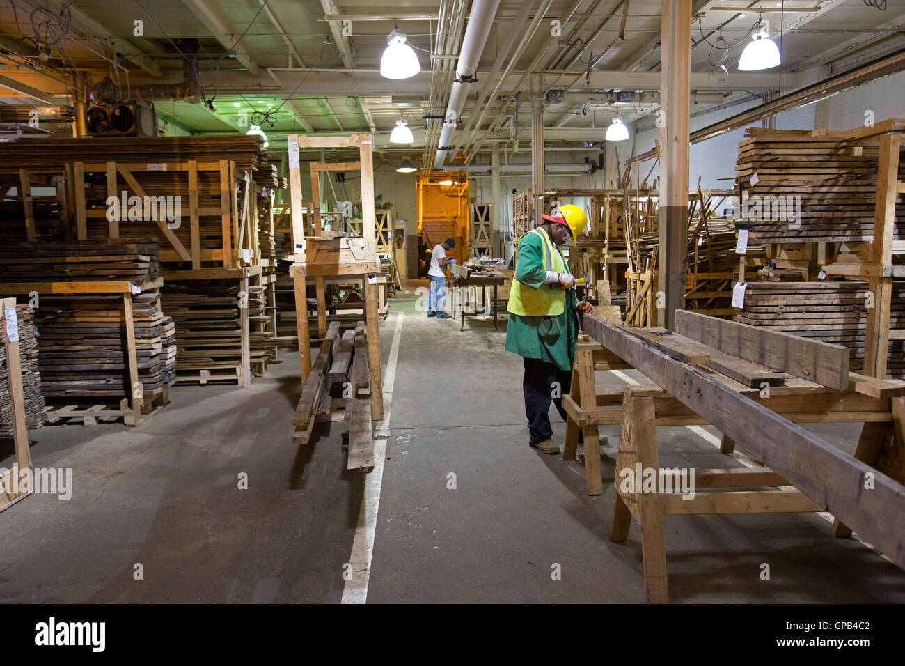 Arbeiter Recycling Baustoffe aus Dekonstruktion eines Hauses geborgen Stockfoto