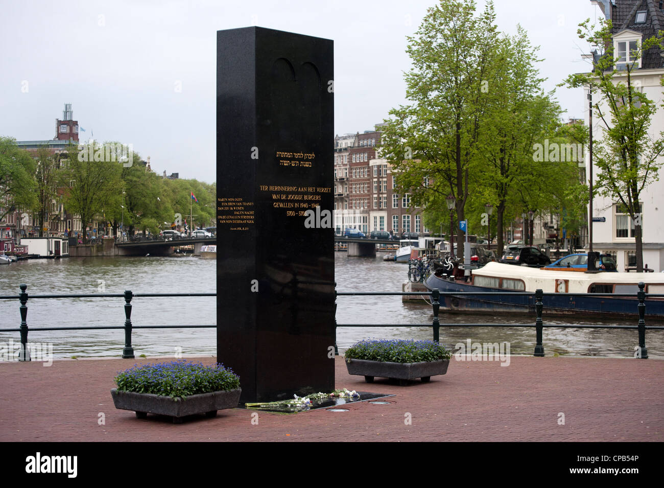 AMSTERDAM, NIEDERLANDE - 08. MAI 2012: Denkmal für den niederländischen jüdischen Widerstand WW2 an der Kreuzung der Amstel und des Zwanenburgwal-Kanals Stockfoto