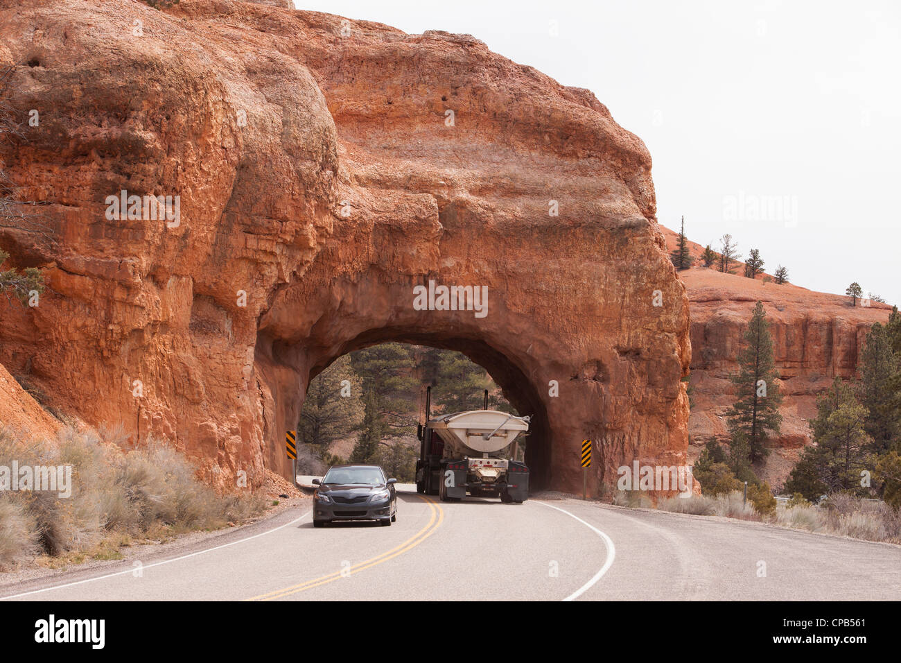 Bryce Canyon National Park, Utah. LKW und Auto fahren durch einen Tunnel.  Sandstein-Formationen in der Wüste. Foto neu zu entfachen. Stockfoto