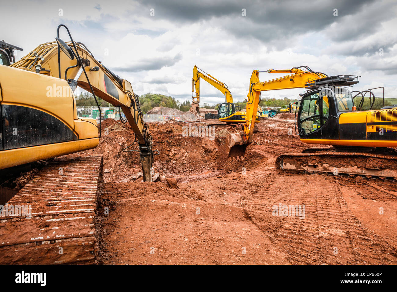 Erdbewegung auf einer Baustelle. Graben ein Loch. Stockfoto