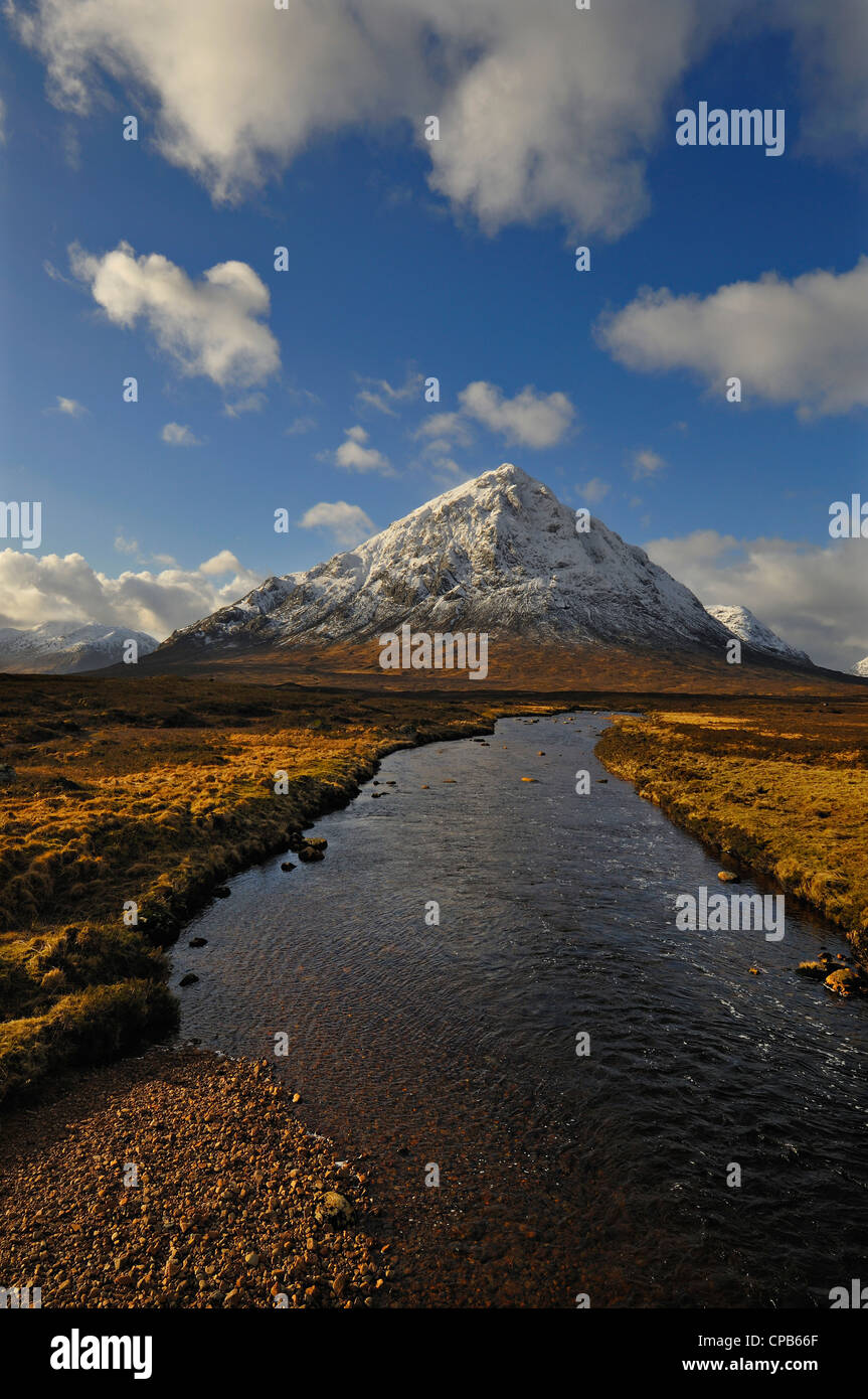 Verschneite Buachaille Etive Mor erhebt sich über den Fluss Coupall am Eingang, Glencoe, Argyll, westlichen Schottland Stockfoto