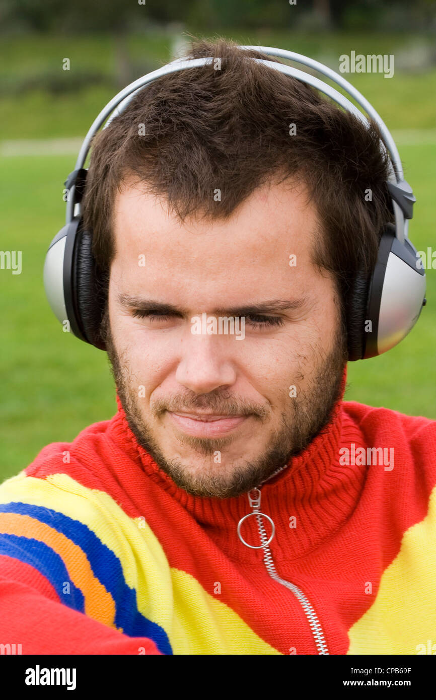 Männer hören von Musik in einem park Stockfoto