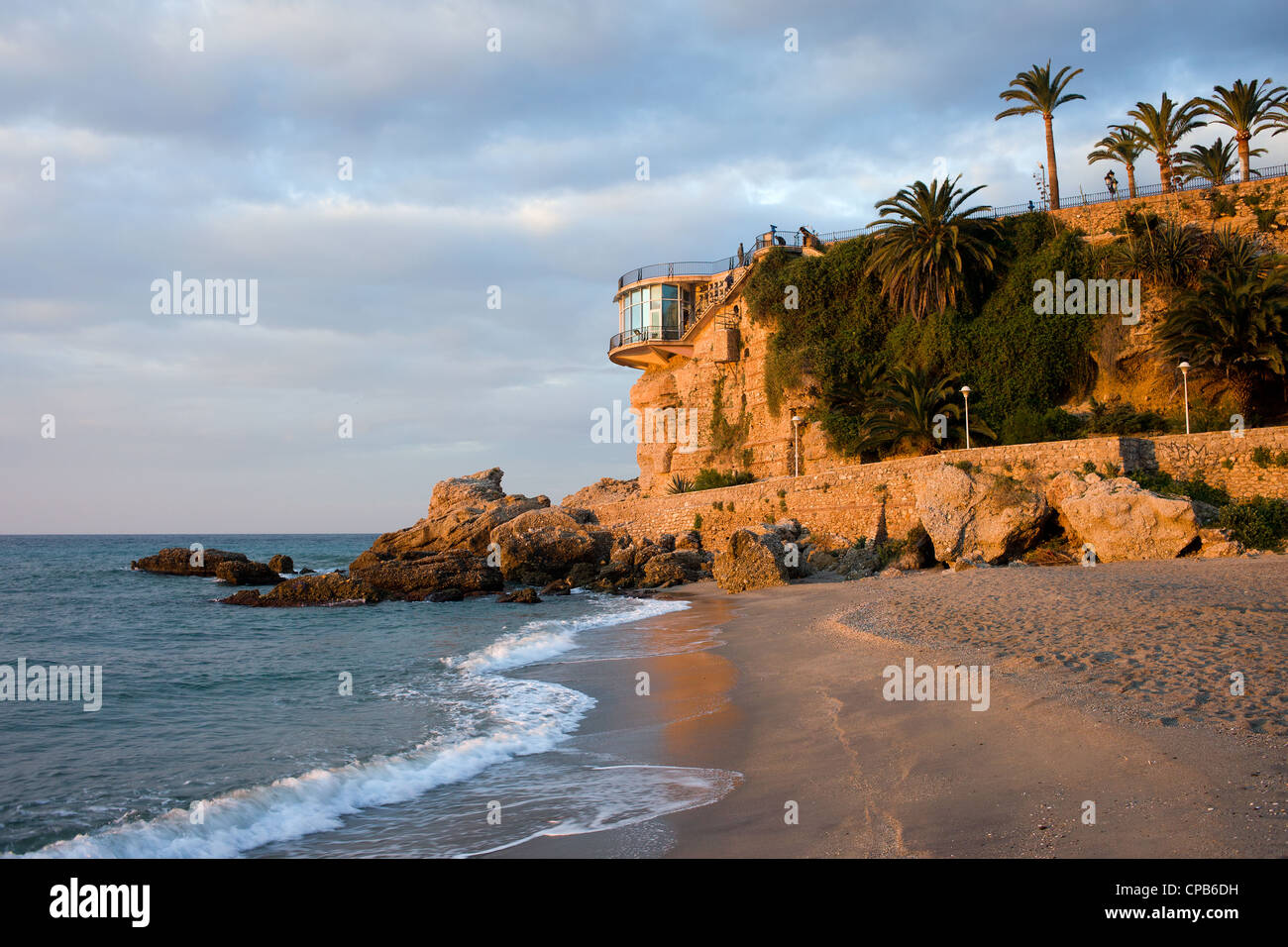 Sonnenaufgang am Strand am Balcon de Europa in Nerja, Costa Del Sol, Südspanien Stockfoto