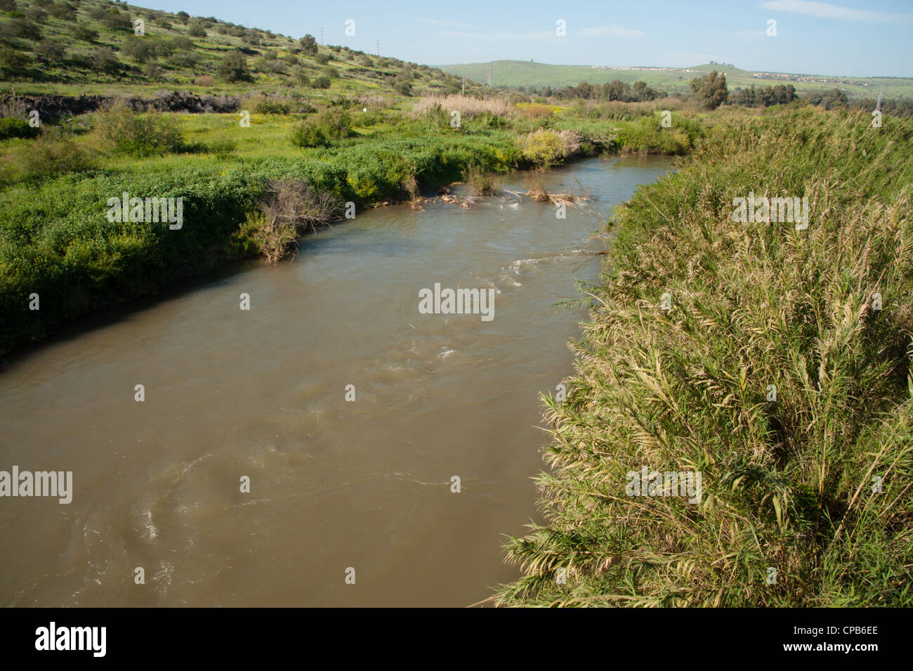 Die trüben braunen des Jordanien Flusses fließen in Richtung der See von Galiläa im Norden Israels. Stockfoto