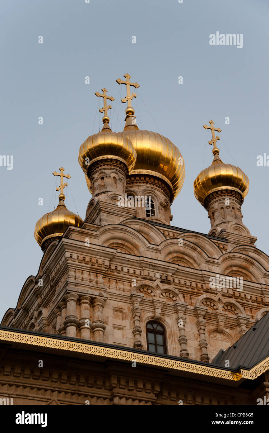 Die goldenen Zwiebeltürme der russischorthodoxen Kirche von Mary