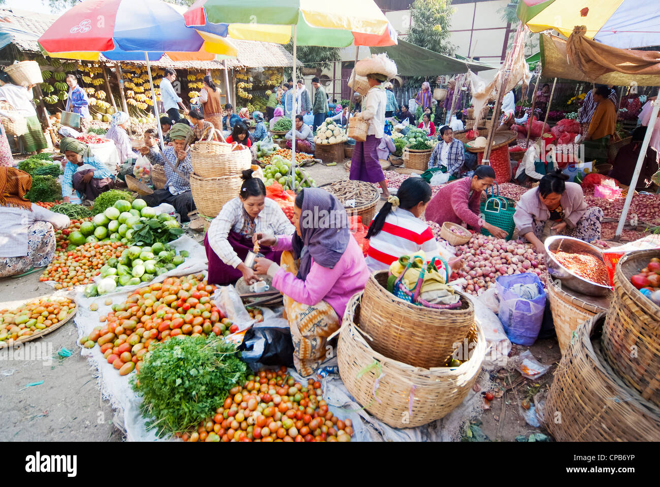 Nicht identifizierte Personen sind am Gemüse Stand auf dem Markt von Nyaung-U, Myanmar. Nyaung-U ist das Tor zur Stadt Bagan Stockfoto