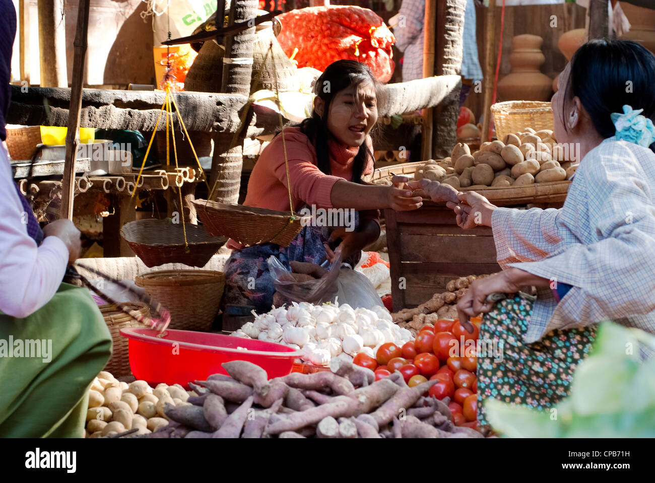 Nicht identifizierte Personen sind am Gemüse Stand auf dem Markt von Nyaung-U, Myanmar. Nyaung-U ist das Tor zur Stadt Bagan Stockfoto