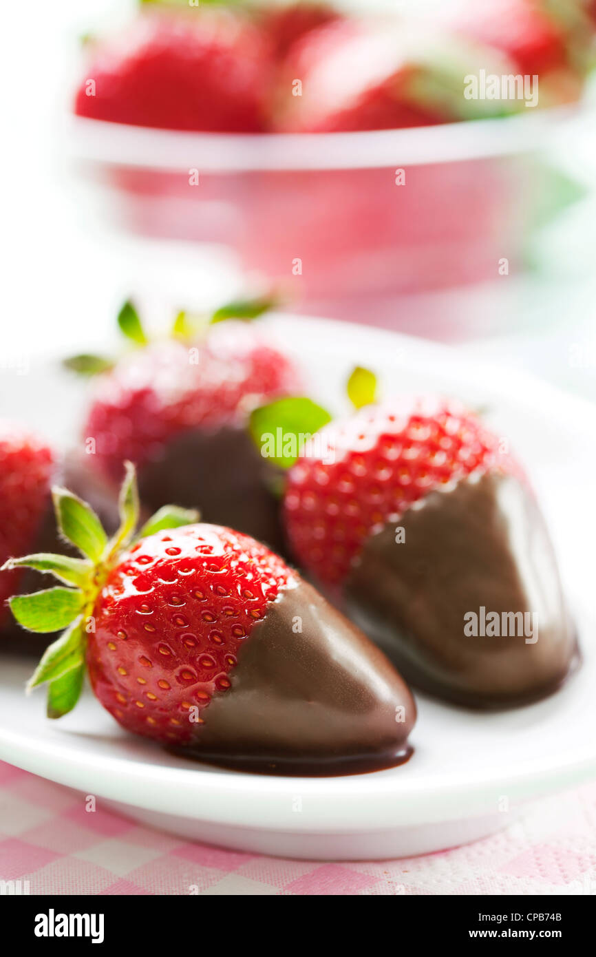 Schokolade getauchte Erdbeeren Stockfoto
