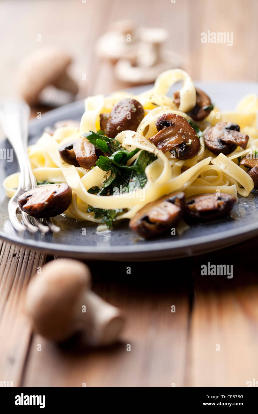 Tagliatell mit Spinat und Pilzen Stockfoto
