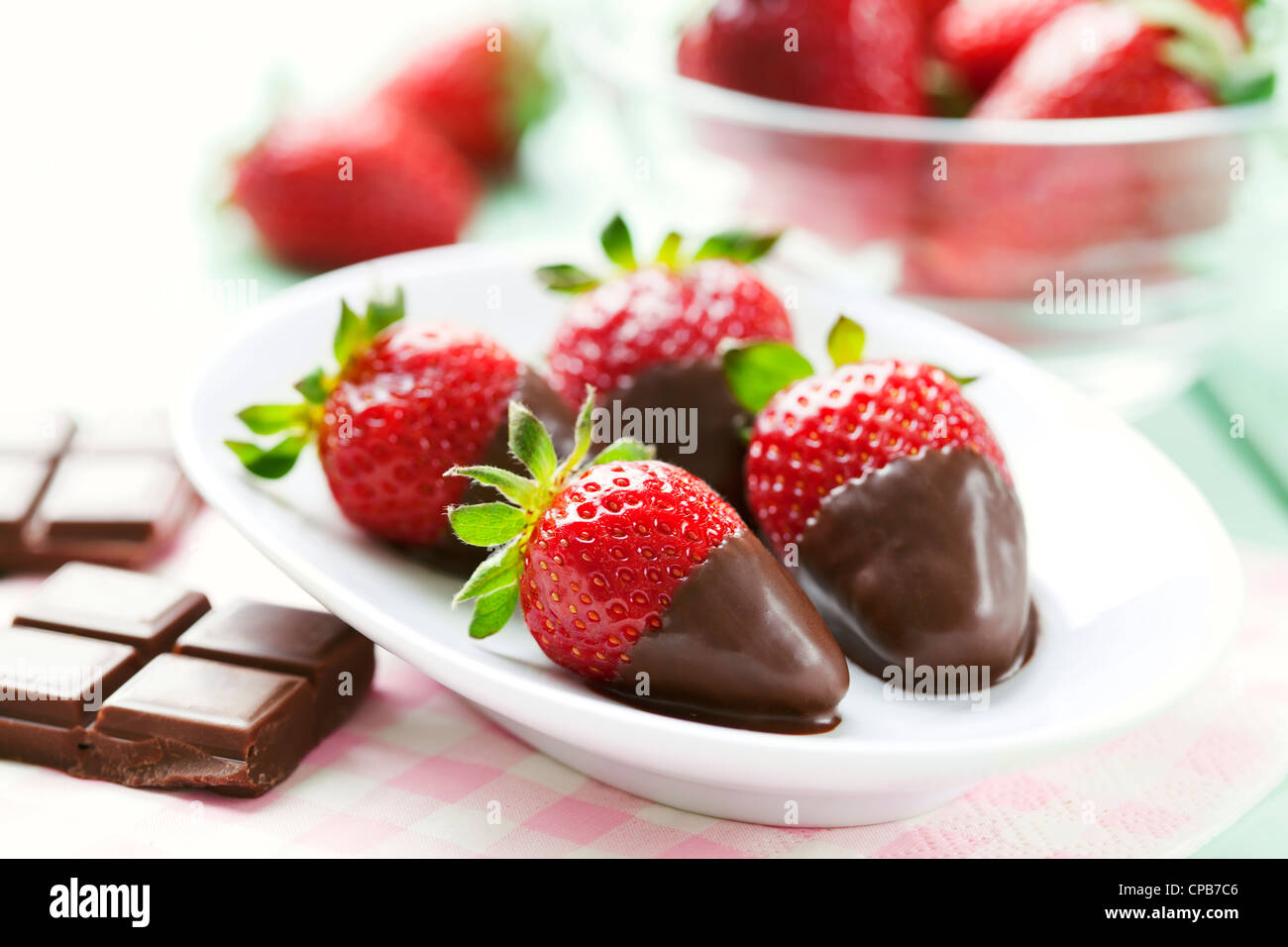 Erdbeeren in Schokolade getaucht Stockfoto