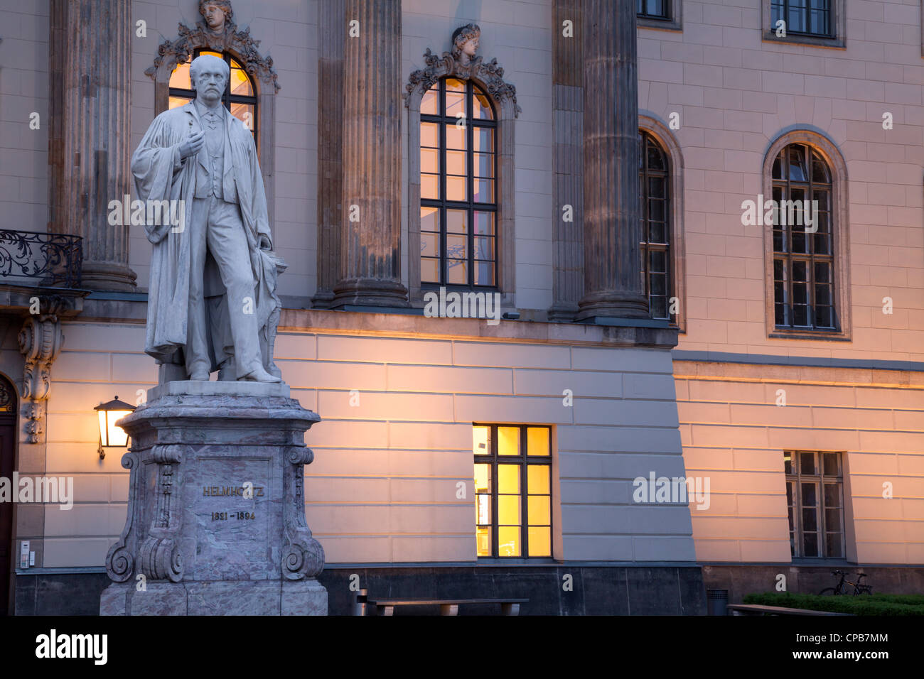 Humboldt-Universität mit Statue der Helmholtz-Gemeinschaft, Berlin, Deutschland Stockfoto