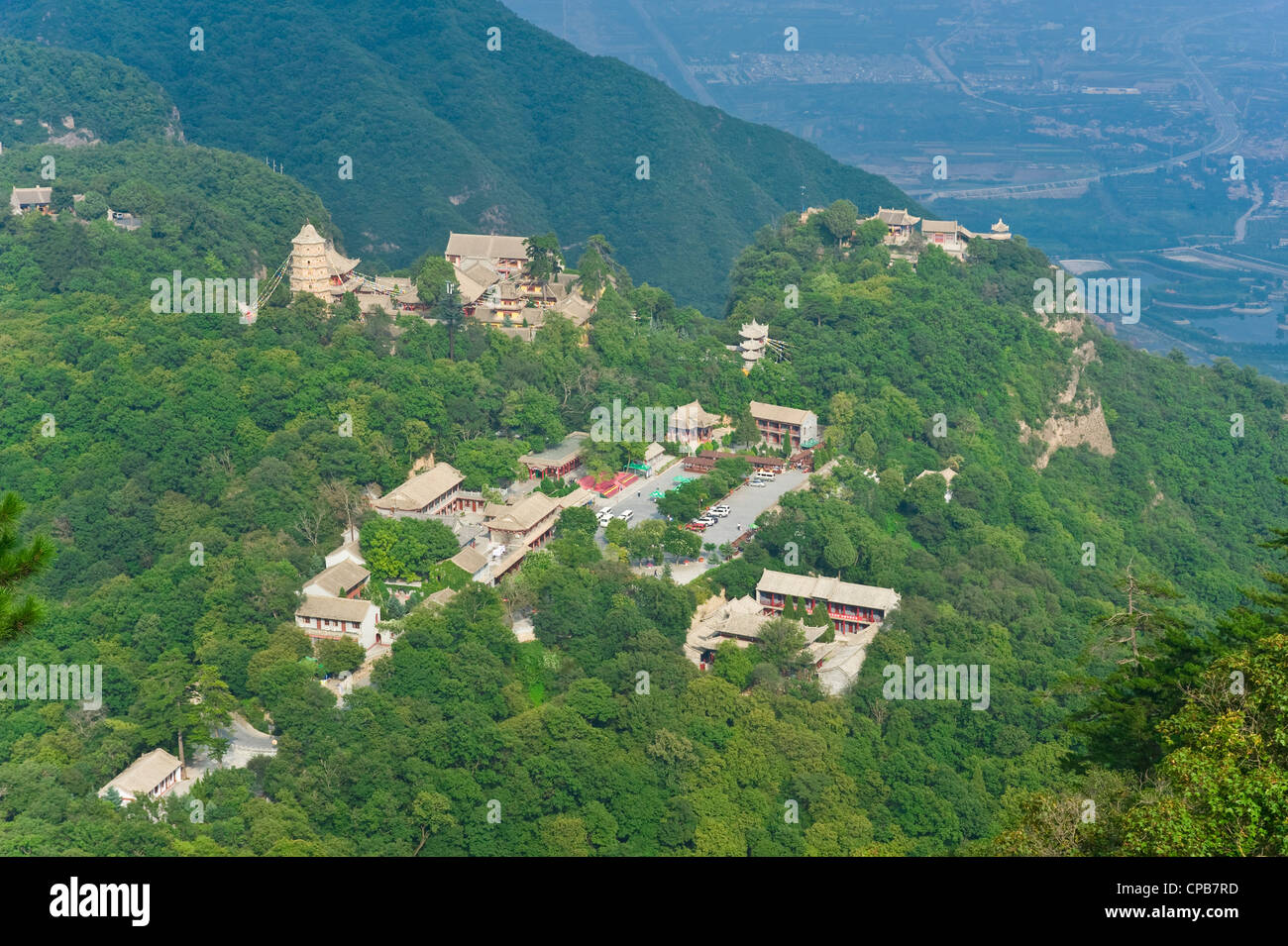 Blick vom Donnerschlag Berg Mount Kongtong in der Nähe von Pingliang Stadt in China mit Blick auf den touristischen Zentrum. Stockfoto