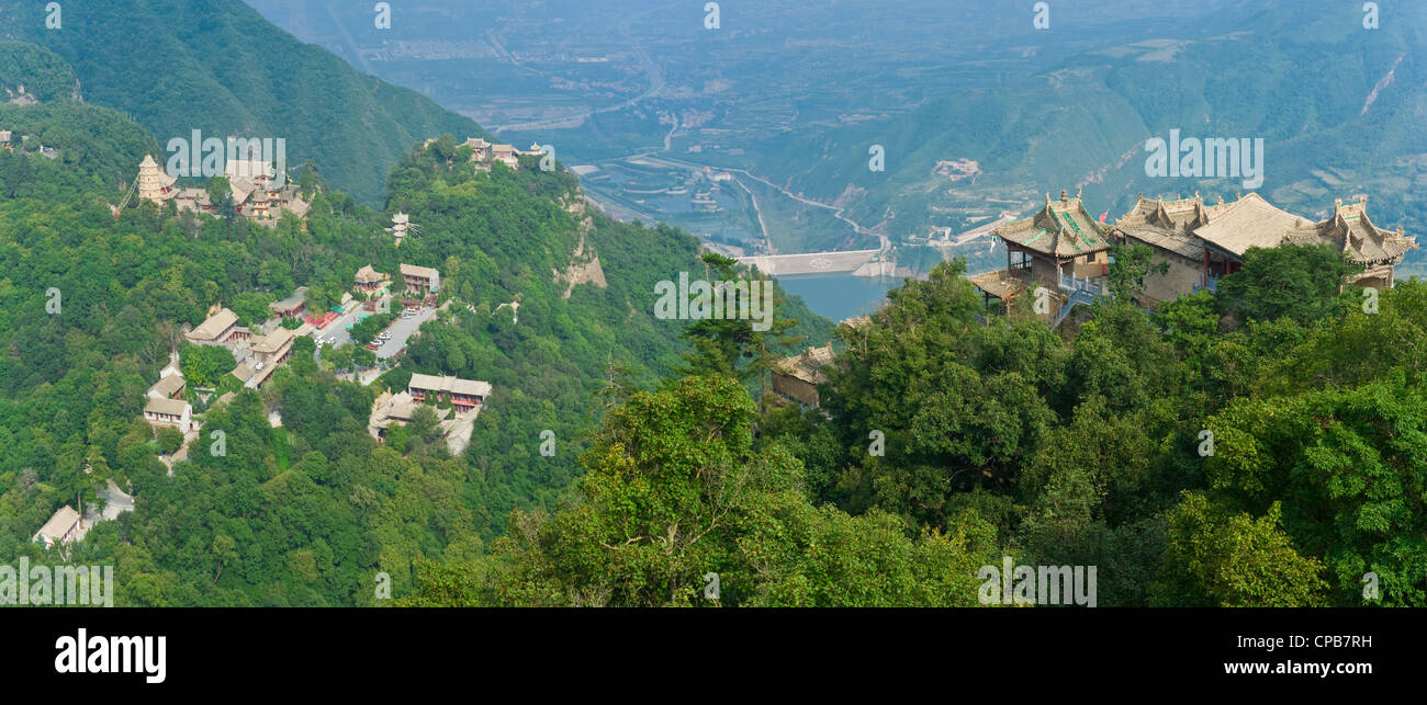 Blick vom Donnerschlag Berg Mount Kongtong in der Nähe von Pingliang Stadt in China mit Blick auf den touristischen Zentrum. Stockfoto