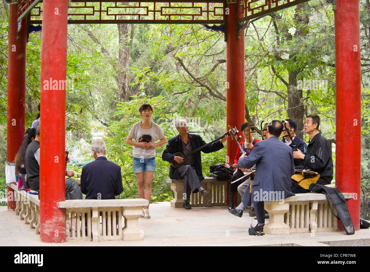 Eine chinesische Gruppe/Band Musiker spielen traditionellen chinesischen Musik (Erhu - chinesische Violine Hauptinstrument) am frühen Morgen in einem park Stockfoto