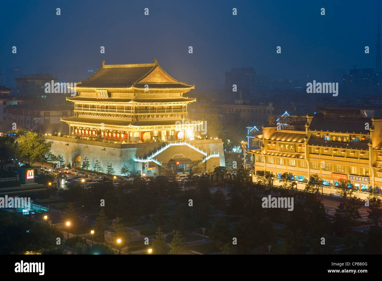 Der Drum Tower auf der West Street in Xian in der Abenddämmerung. Stockfoto