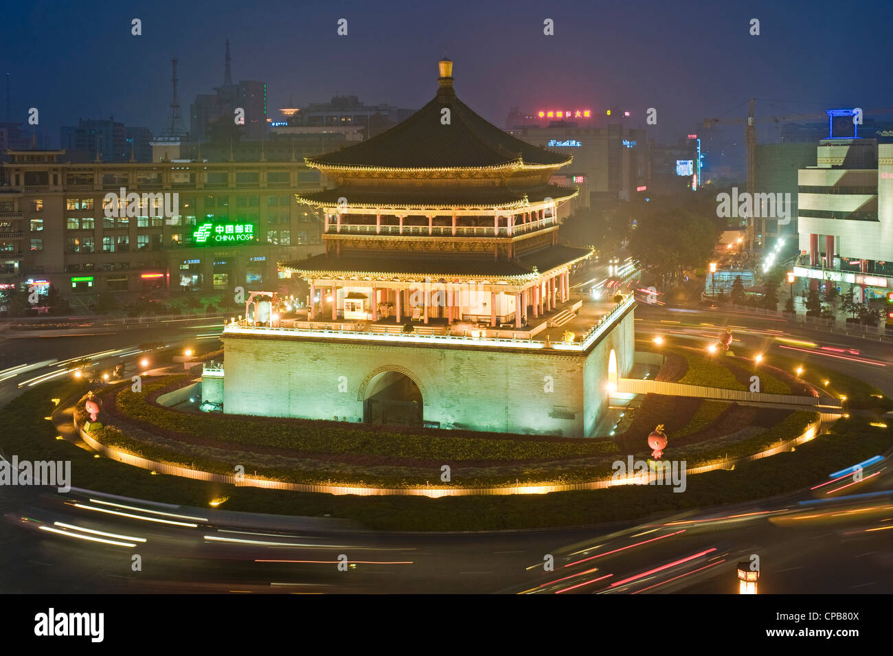 Der Glockenturm in Xian mit langsamen Verschlusszeit für Motion blur des Verkehrs bei Dämmerung/Abend. Stockfoto