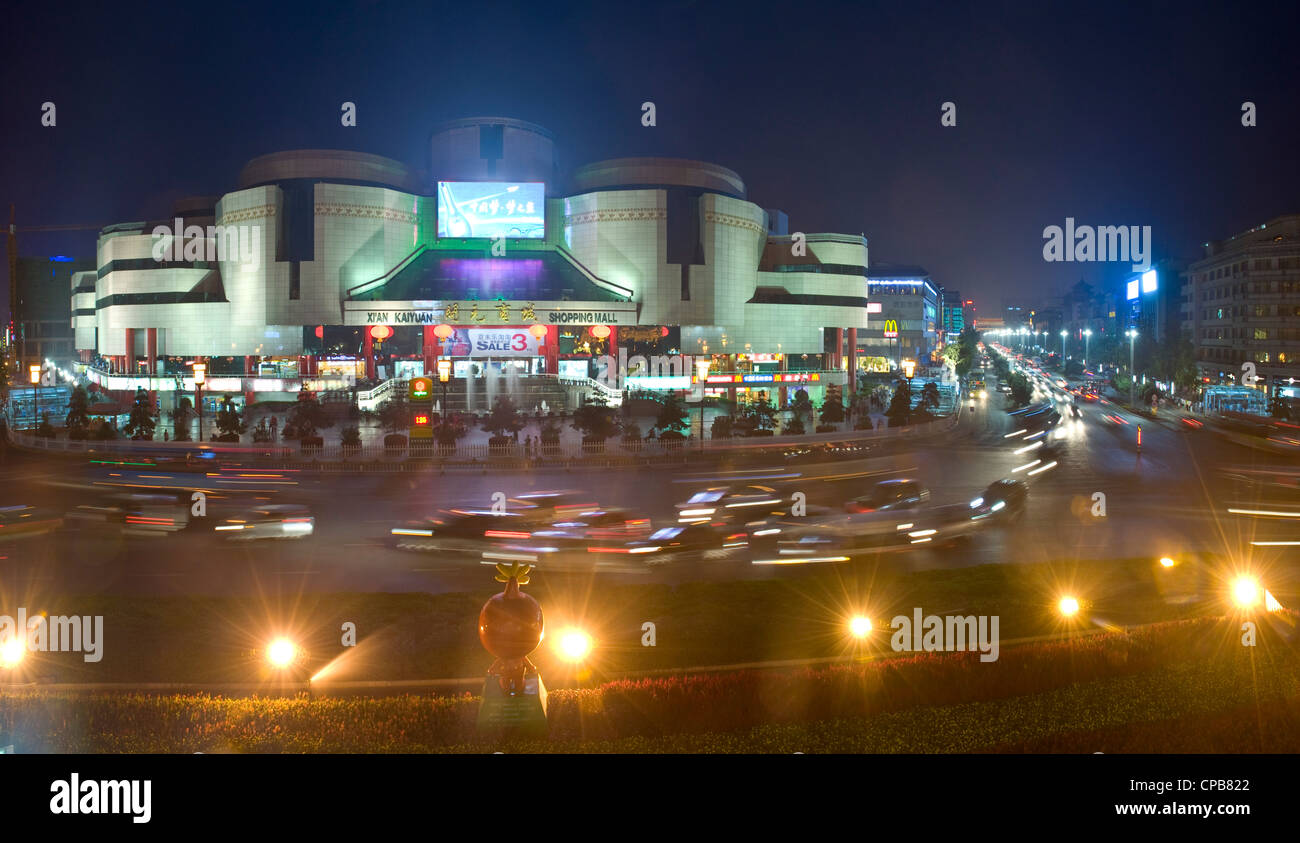 Südstraße in Xian zeigt die Kaiyuan-Einkaufszentrum mit langsamen Verschlusszeit für Motion blur des Verkehrs in der Abenddämmerung. Stockfoto