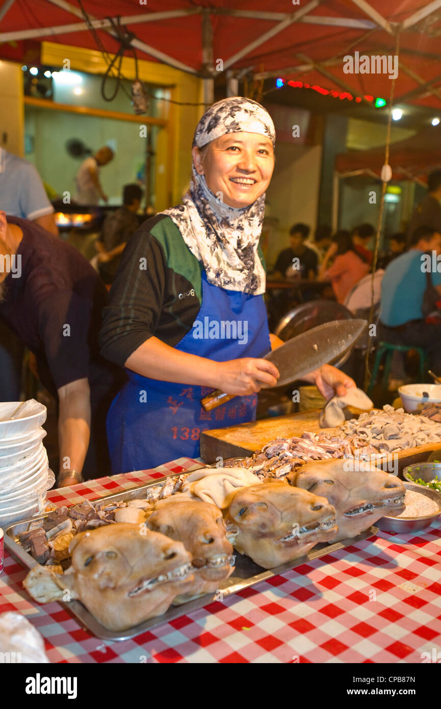 Essenszubereitung Schaf Kopf und Magen Snack auf dem bekannten Zhengning Straße Essen street Nachtmarkt in Lanzhou. Stockfoto