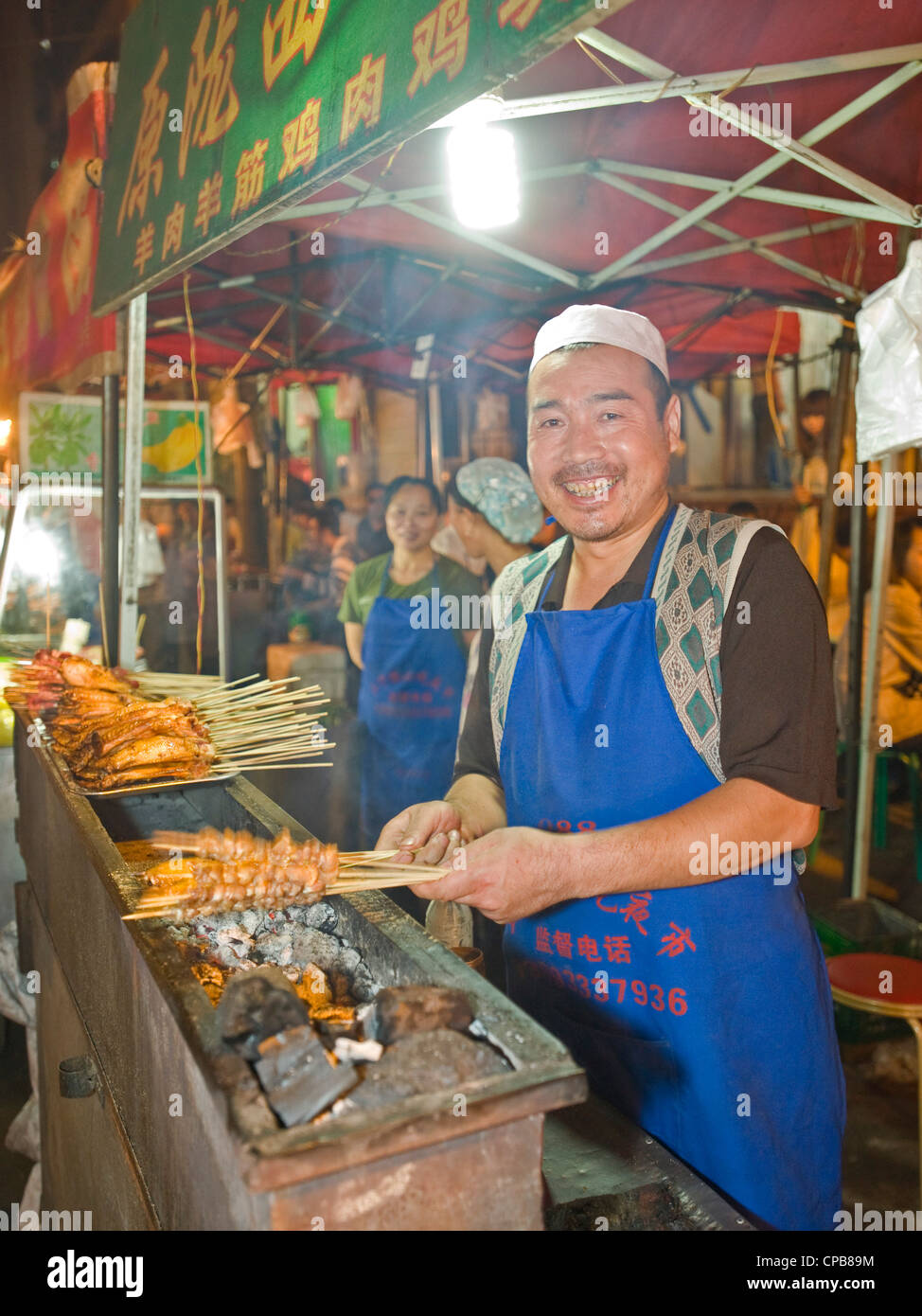 Essenszubereitung gewürztes Rindfleisch Sticks/Döner Imbiss auf dem bekannten Zhengning Straße Essen street Nachtmarkt in Lanzhou. Stockfoto