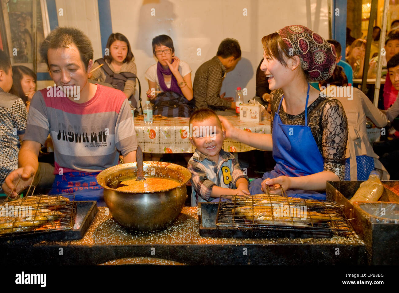 Vorbereitung gegrillt und gewürzten Fisch Snacks auf dem bekannten Zhengning Straße Essen street Nachtmarkt in Lanzhou. Stockfoto