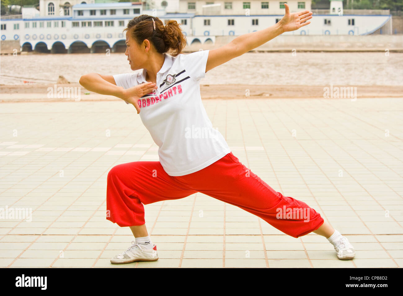 Eine Chinesin üben Kampfkunst an den Ufern des gelben Flusses. Stockfoto