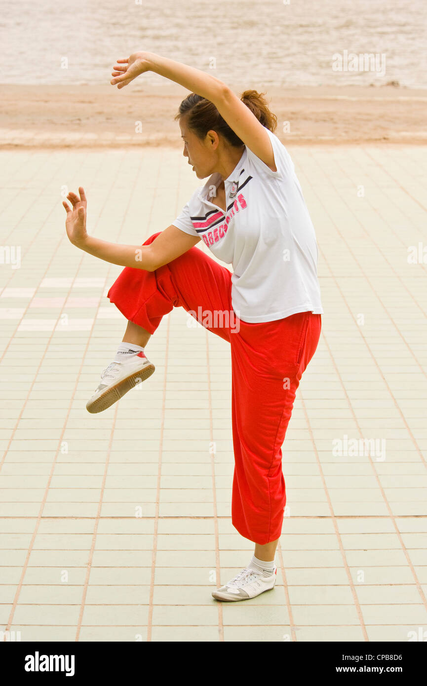 Eine Chinesin üben Kampfkunst an den Ufern des gelben Flusses. Stockfoto