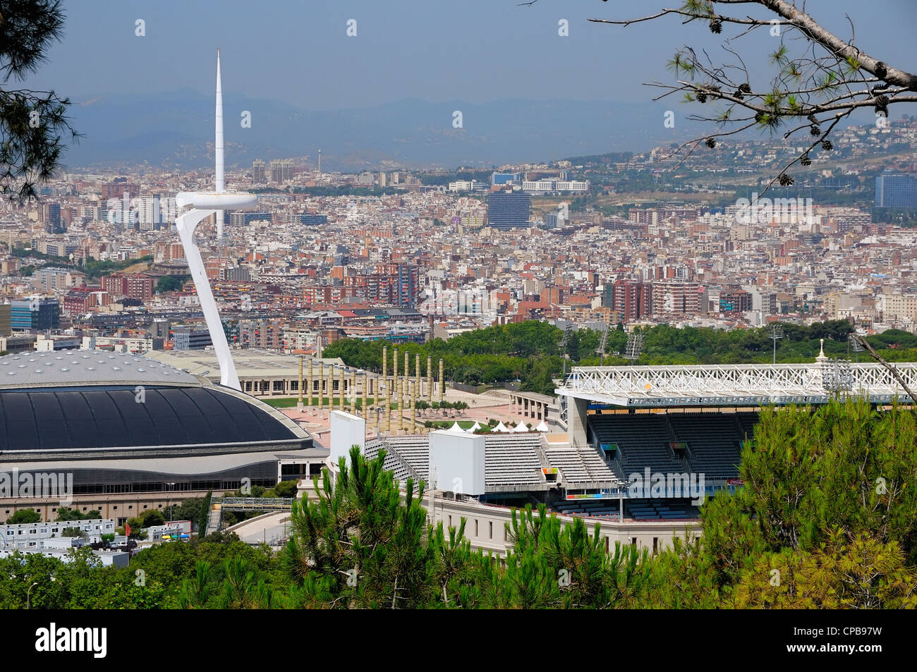 Palau Sant Jordi (St.-Georgs Sportarena) und Montjuïc Fernmeldeturm im Olympischen Park in Barcelona, Spanien. Stockfoto