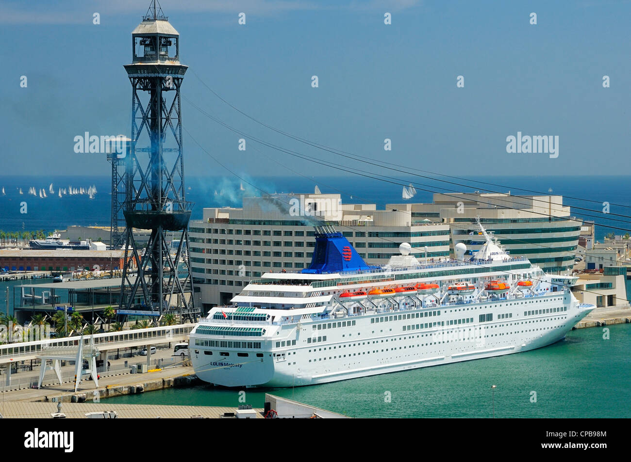 Der Luxus-Liner Louis Majesty ist immer bereit, den Hafen in Barcelona, Spanien zu verlassen. Stockfoto