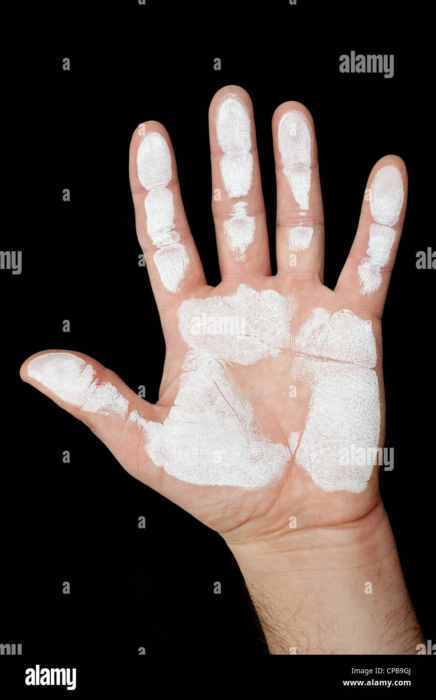 Hand mit weißer Farbe auf die Handfläche und Fingern Stockfoto