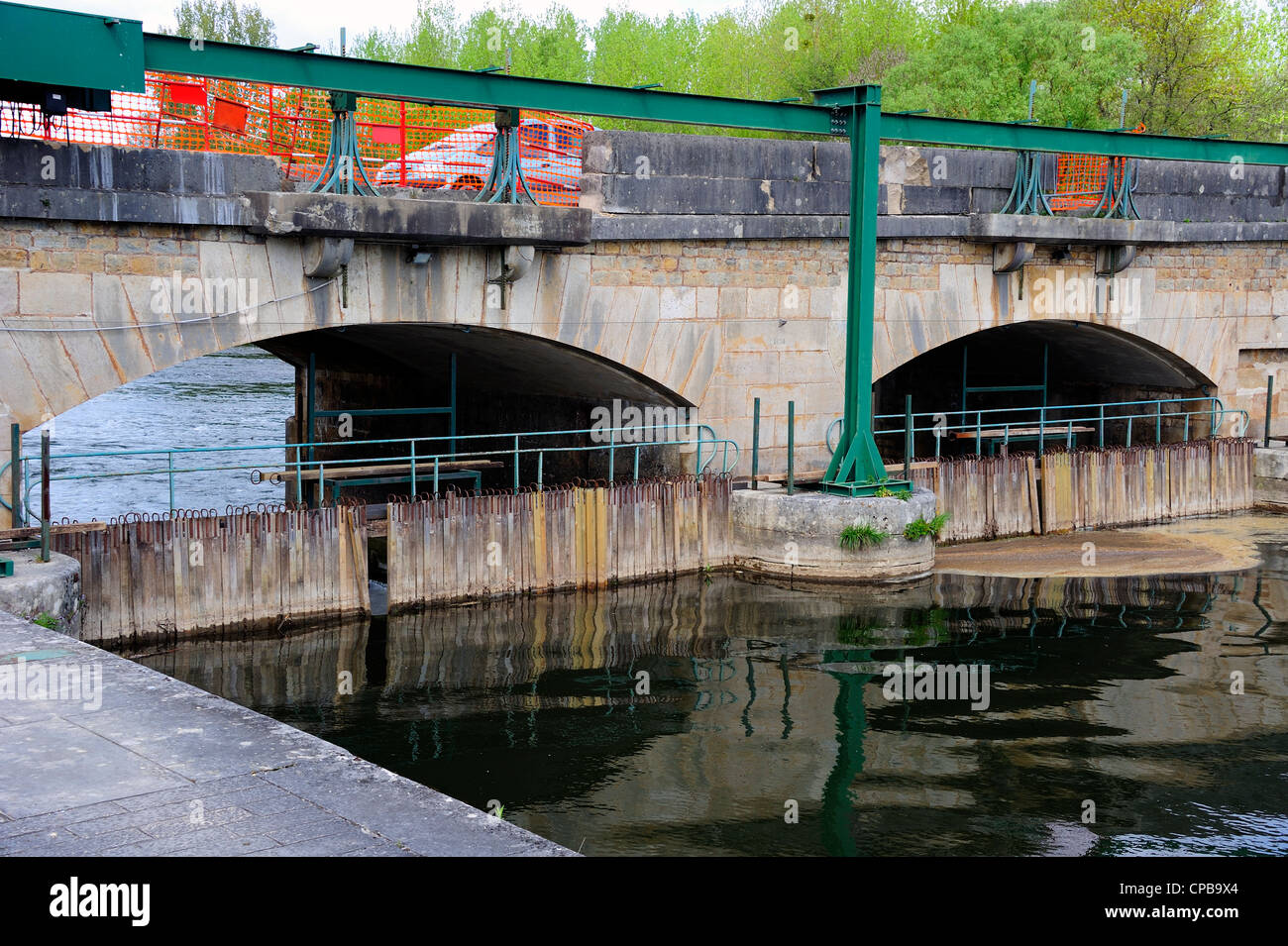 Ein Flash-Wehr. Die senkrechten Balken nennt man Rymers und können einzeln entfernt werden, um eine feine Grad der Kontrolle über das Wasser zu geben. Stockfoto